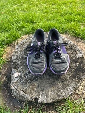 Nike Kids Black and Purple Athletic Sneakers Size 2Y